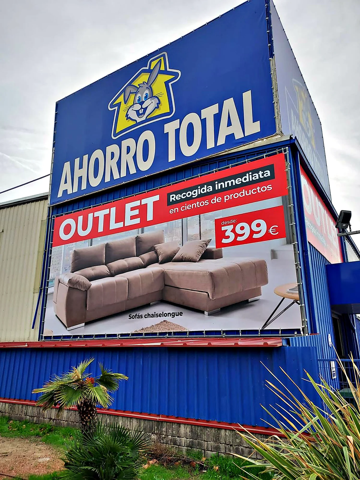 Lonas de gran formato en la fachada de Ahorro Total