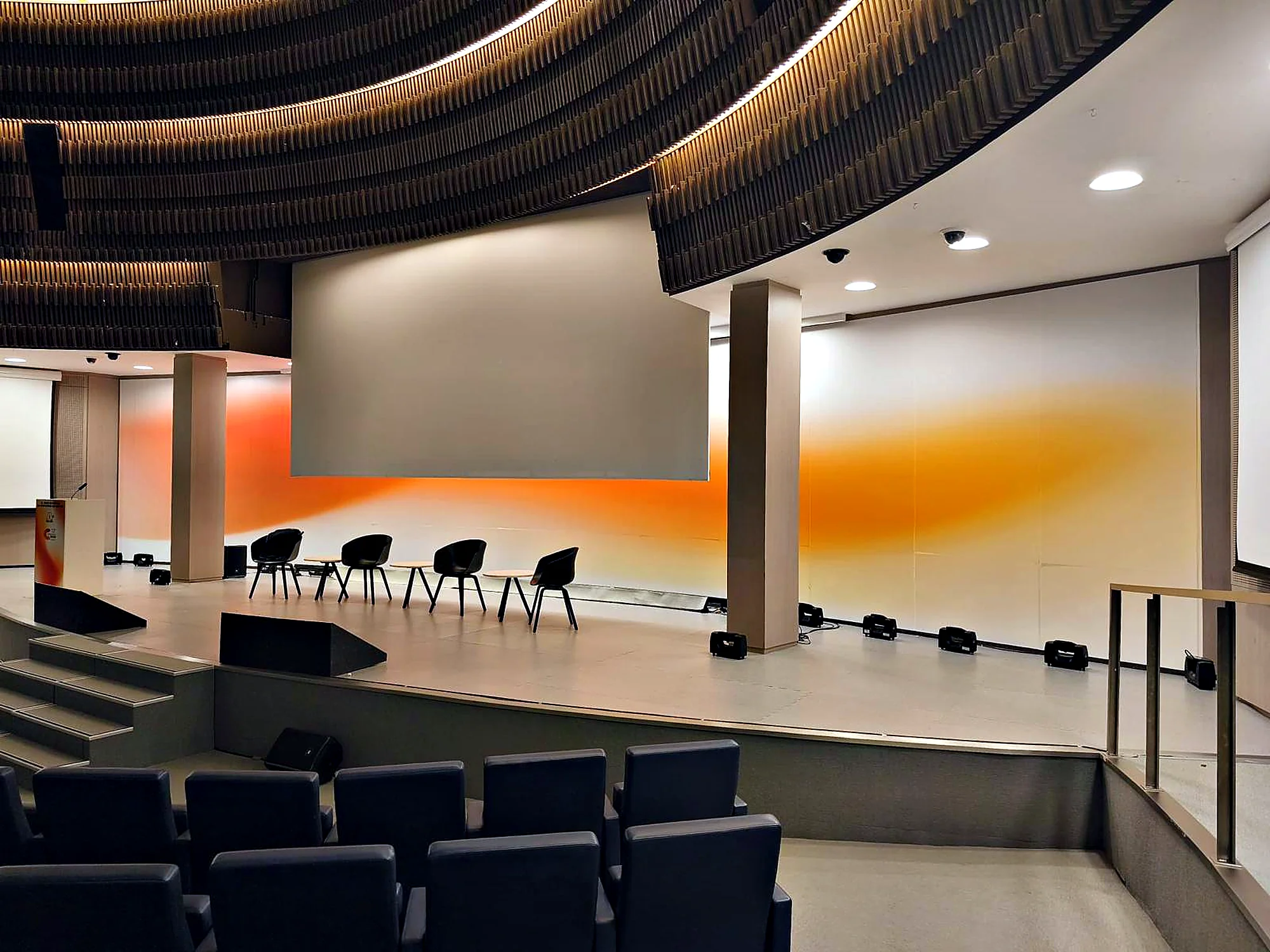 Escenario del 13º Congreso Anesar con fondo degradado naranja