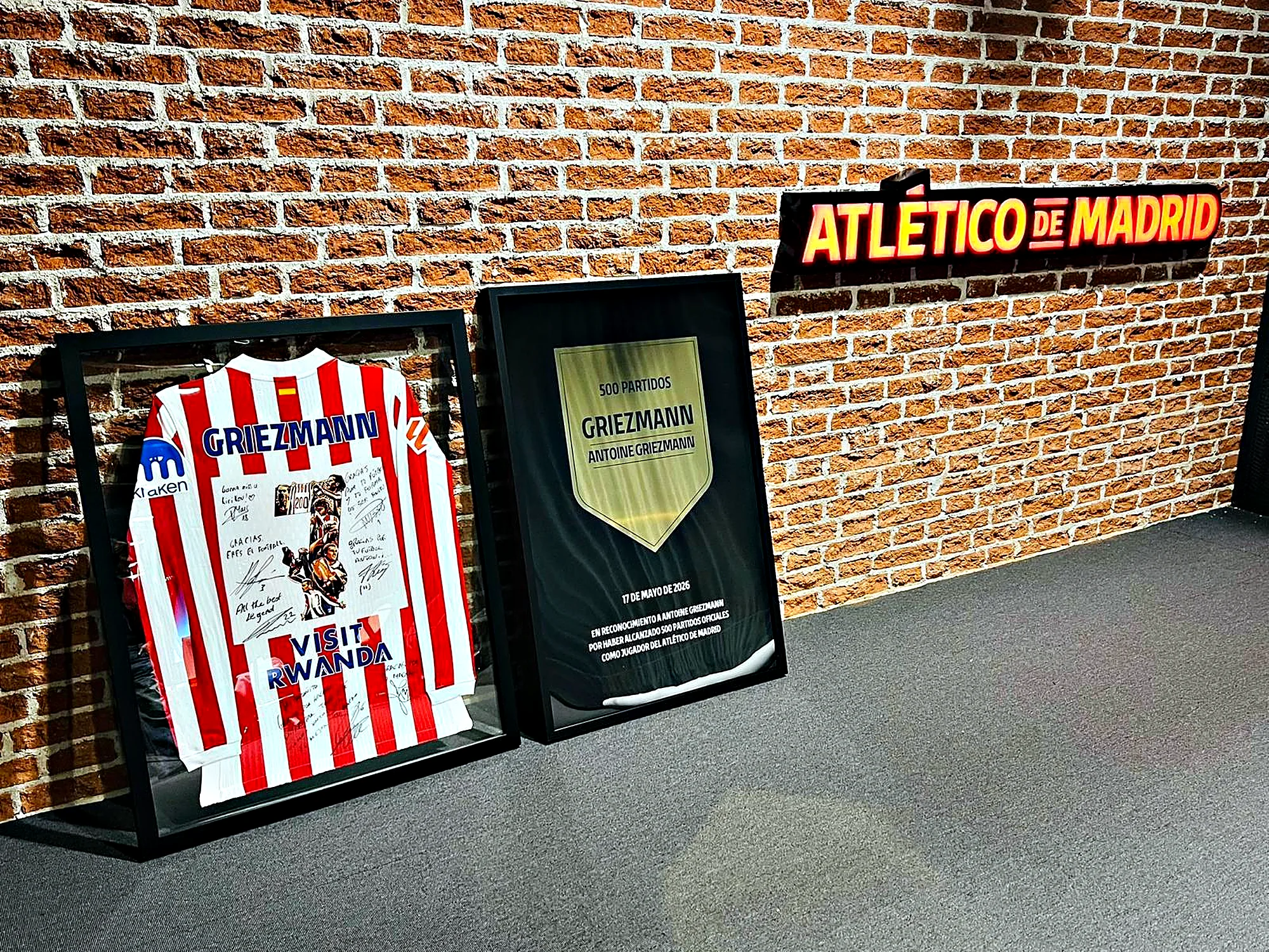 Homenaje enmarcado a Griezmann con rótulo luminoso
