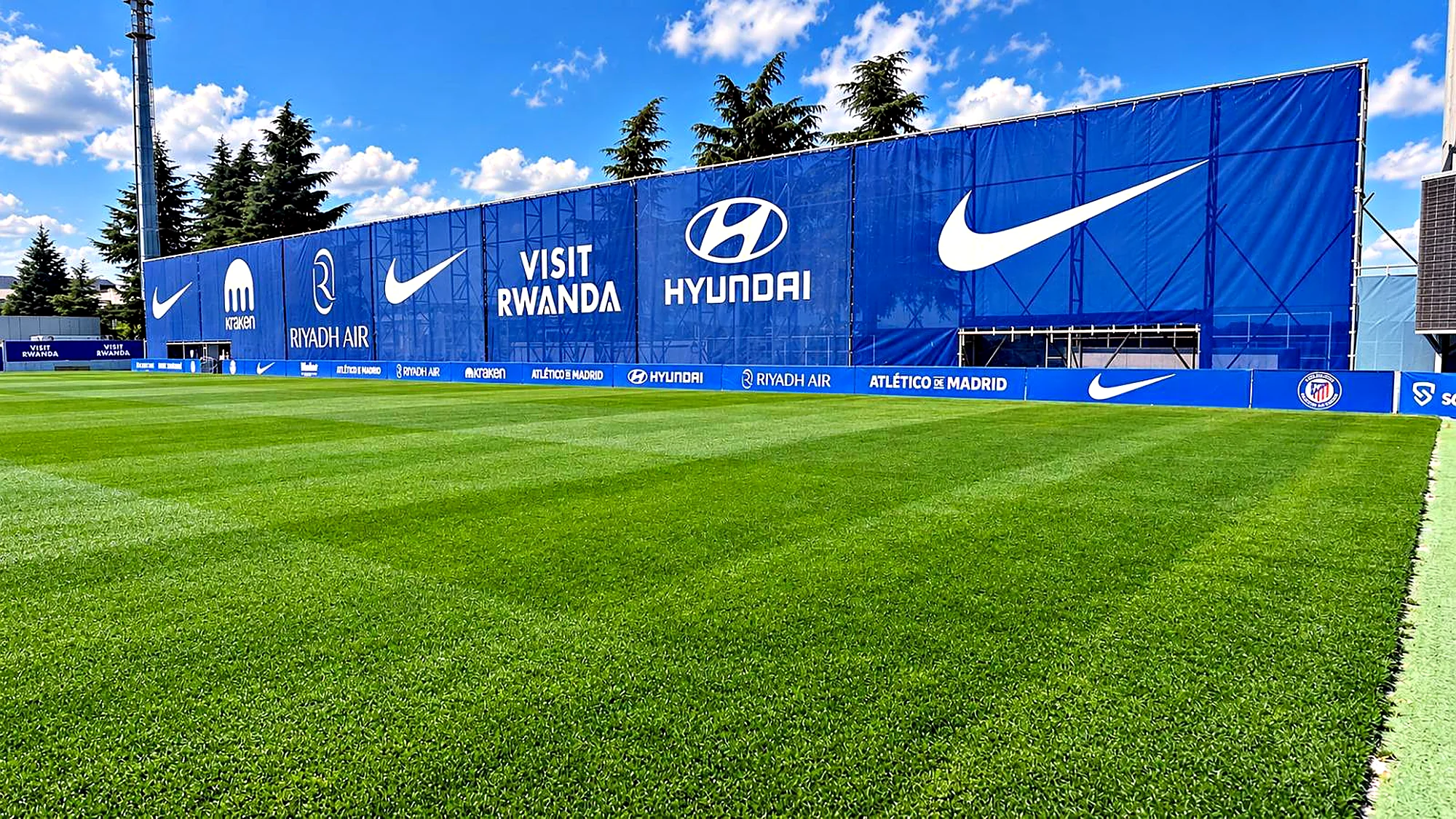 Lonas azules de gran formato en la Ciudad Deportiva del Atlético de Madrid