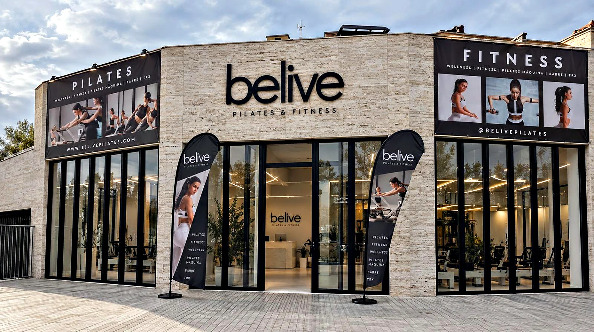 Fachada de Belive Pilates & Fitness con letras corpóreas, lonas y banderolas