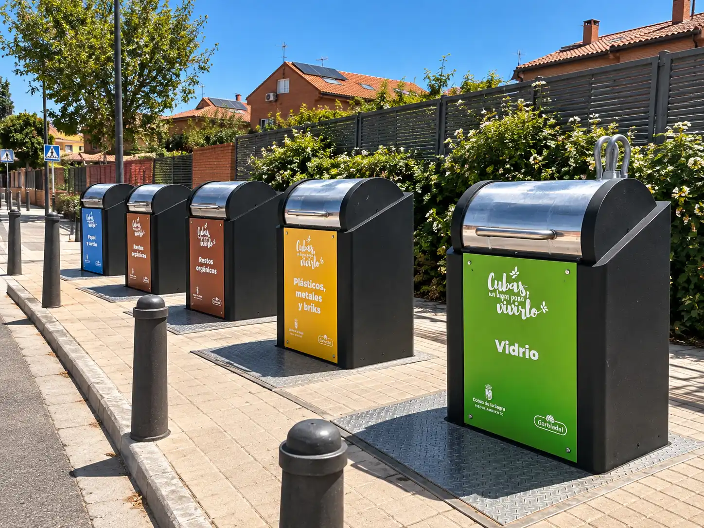 Contenedores de reciclaje rotulados