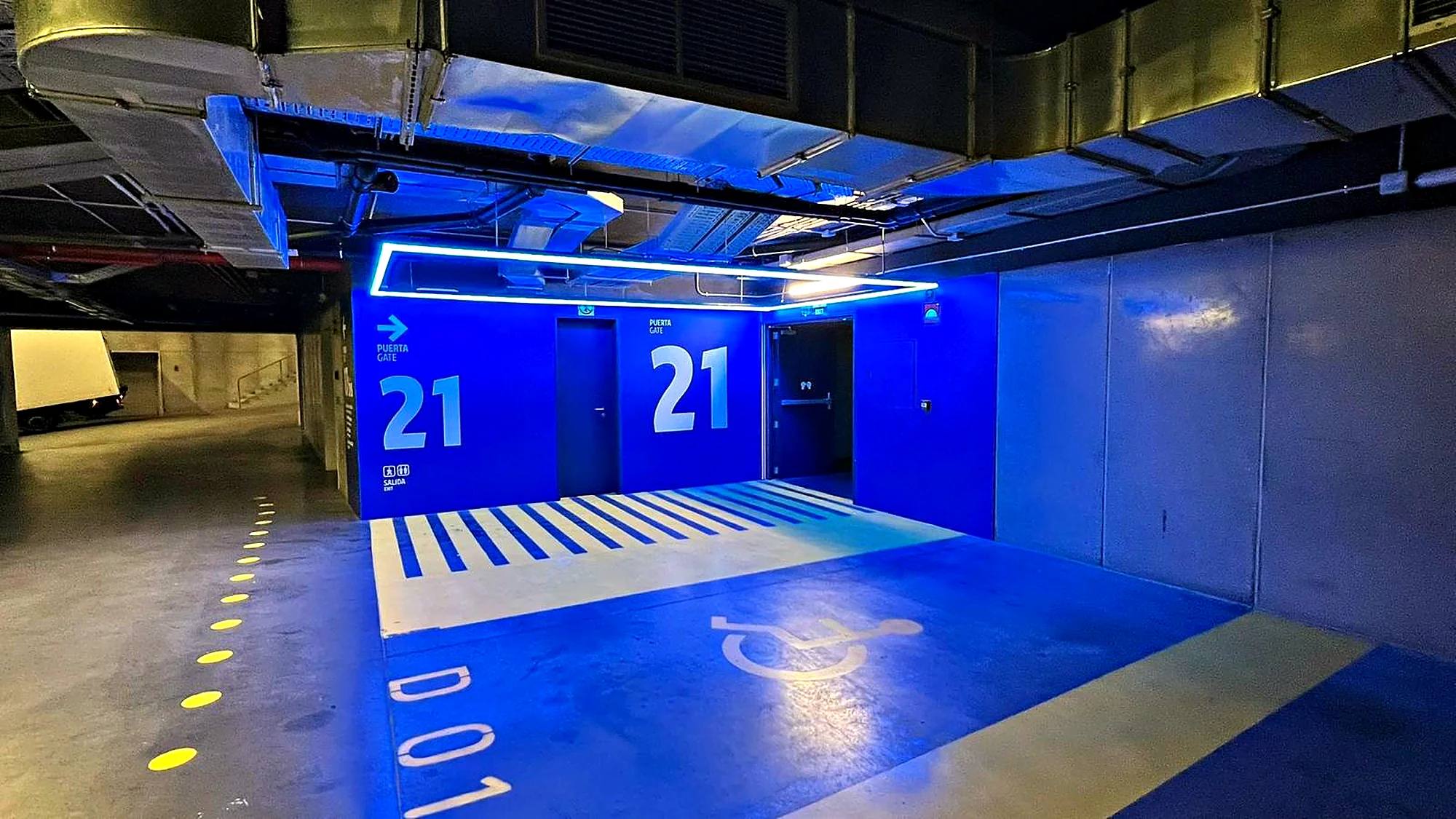 Señalética azul con luz neón de la puerta 21 del parking del Metropolitano