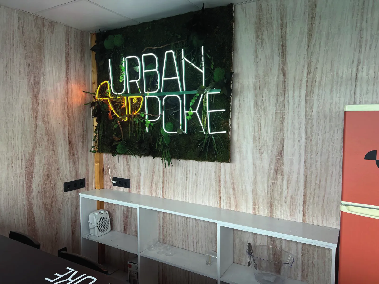 Neón y pared vegetal de Urban Poke